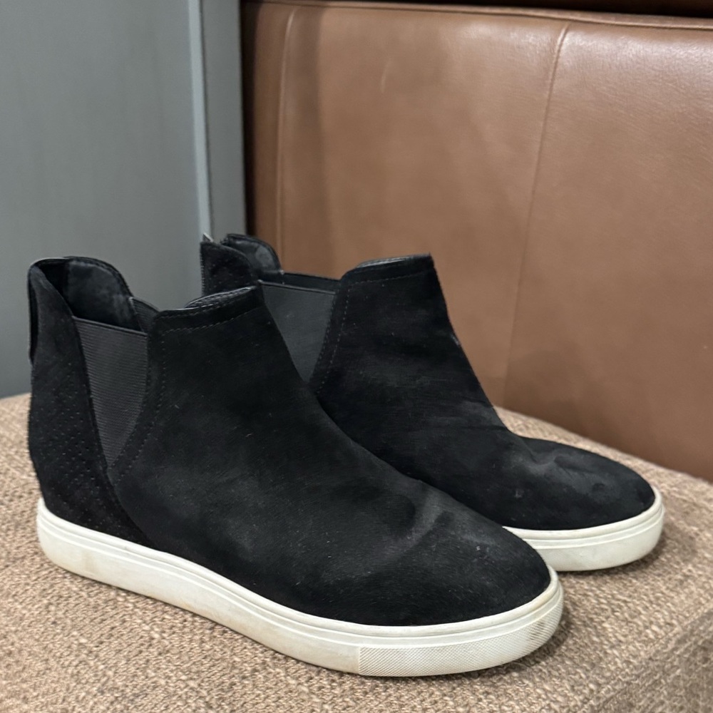 Women’s sz 8. INC sneakers. Black suede like leather. Used but still good.